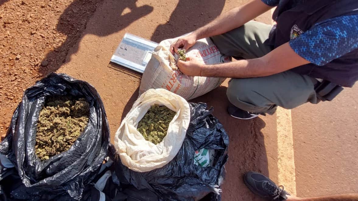 Interceptaron a un remis que transportaba casi 20 kilos de marihuana: hay dos jóvenes detenidos en San Vicente