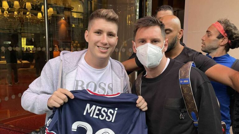 Misionero esperó a Messi por cuatro horas en la puerta del hotel y tuvo su recompensa