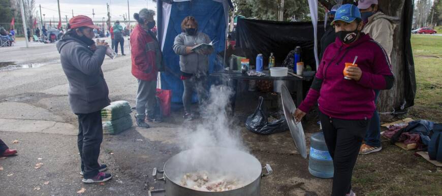 El poder de compra de los planes sociales cayó 23% en dos años, según informe