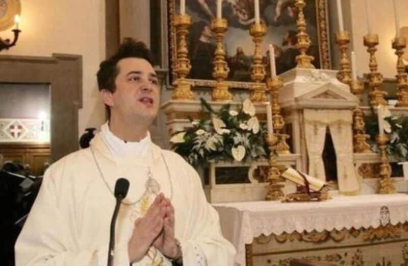Italia: arrestaron a un sacerdote por organizar fiestas sexuales con el dinero de sus feligreses