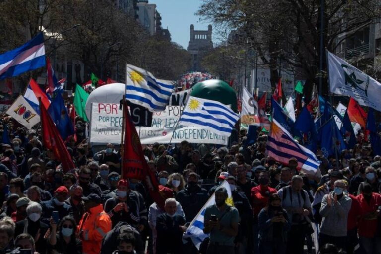 Una multitud se movilizó contra el gobierno de Lacalle Pou en Uruguay