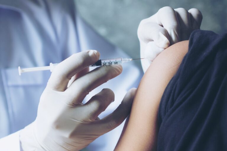 ¿Por qué ya hay vacuna contra el coronavirus y todavía no para el VIH?