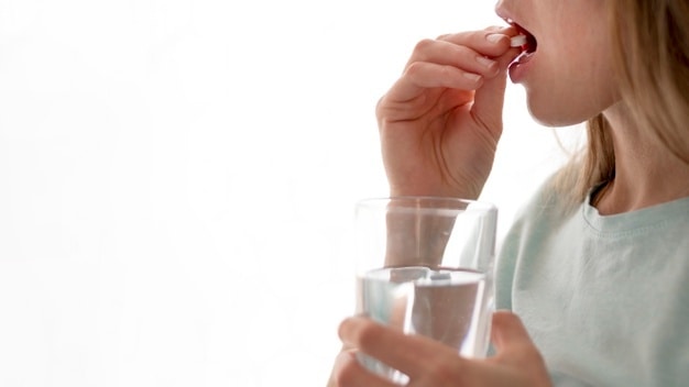 Por qué no deberías tomar pastillas con ninguna otra bebida además de agua, según la ciencia