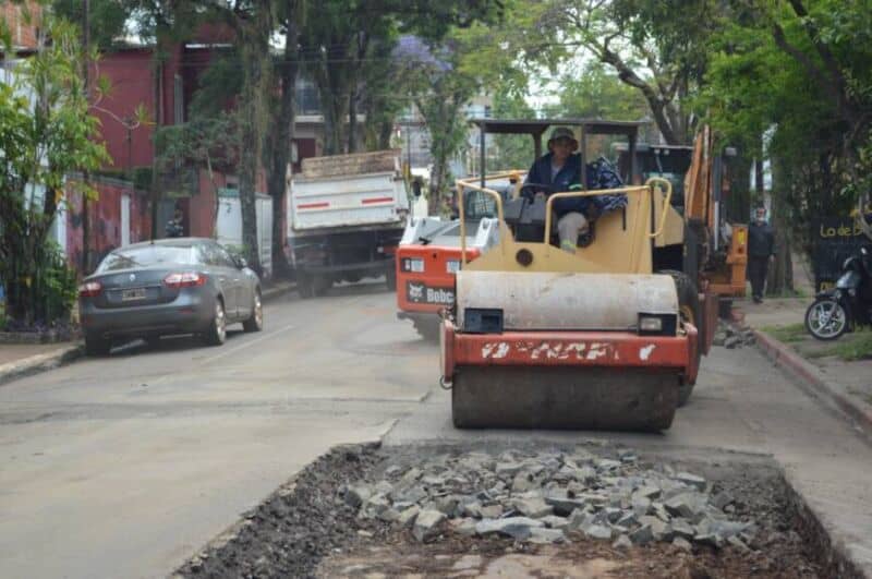 Agentes municipales reparan calzada de la calle Buenos Aires en Posadas 2 4 - Arreglo de calle 2 - 3