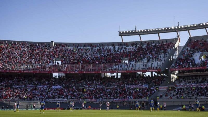 El 50% de aforo en el fútbol argentino seguirá hasta noviembre, según Vizzotti