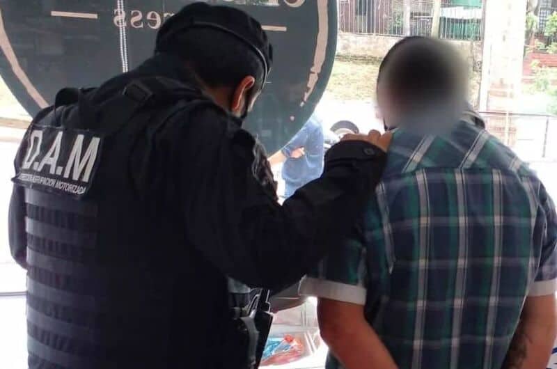 Intentó huir con una costosa bebida que ocultó entre sus prendas y fue detenido en Posadas