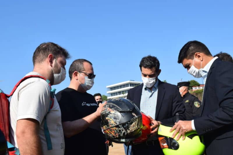 Posadas: capacitaron y entregaron cascos a trabajadores de motomandados