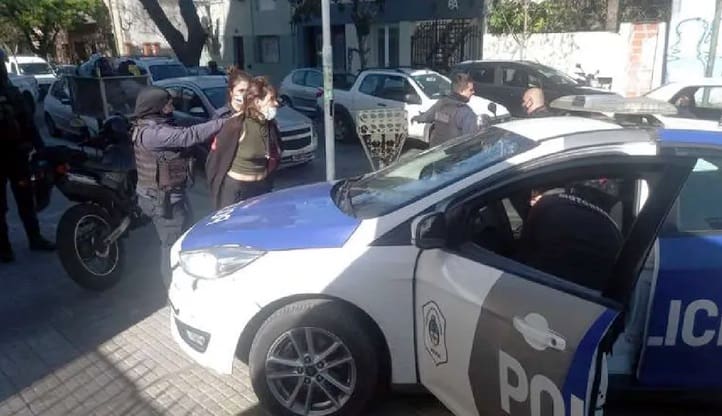 Demoraron a una mujer que dejó a su bebé encerrado en el auto para ir a un centro de estética en La Plata