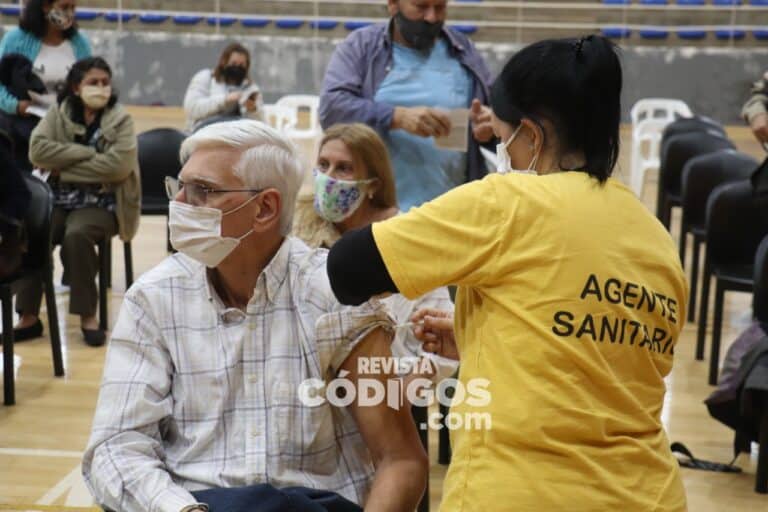 Covid-19: la mitad de la población argentina completó su esquema de vacunación con dos dosis