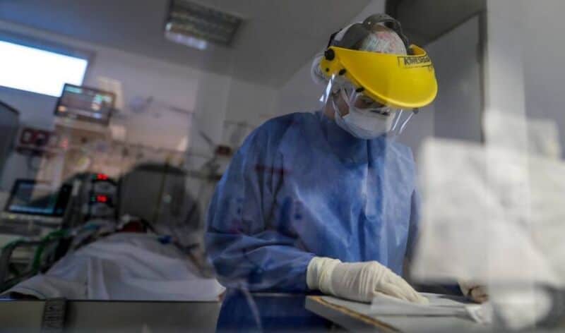 Covid-19: por primera vez en casi 15 meses, la ocupación de camas de terapia intensiva bajó de las 1000