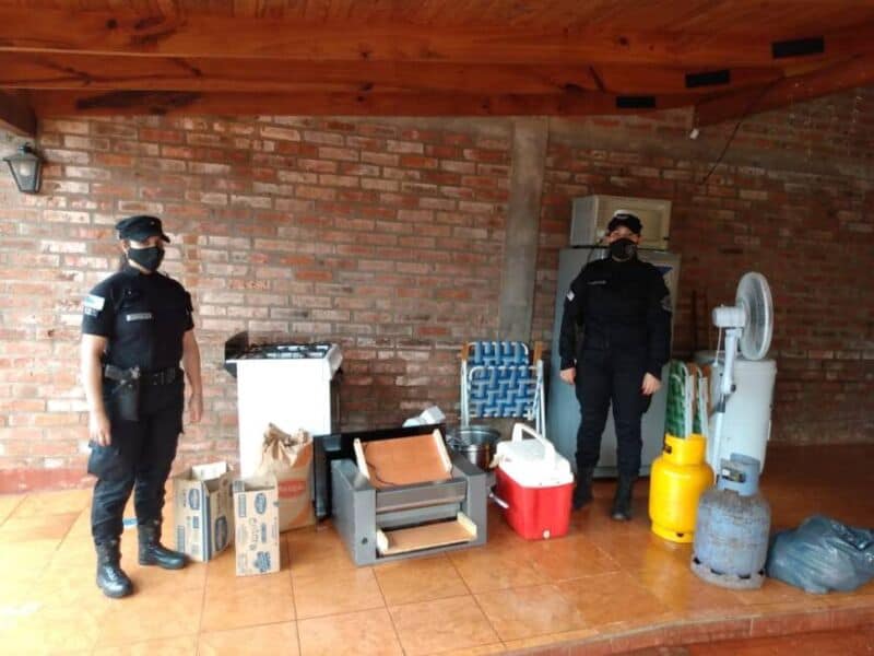 Le robó numerosos objetos a la pareja de su ex y fue detenida
