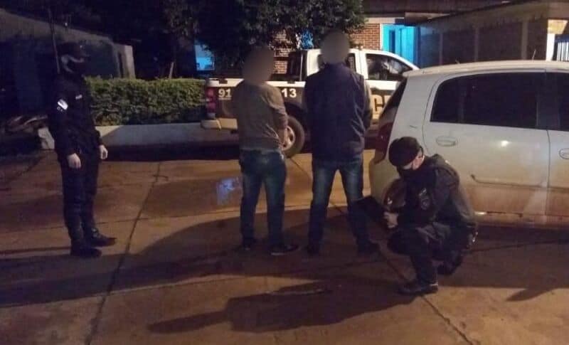 Detuvieron a dos hombres que robaron a punta de machete un automóvil en Campo Viera