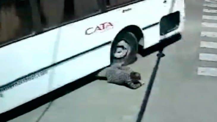 Impactante video: un colectivo pasó por arriba de un ciclista y se salvó de milagro