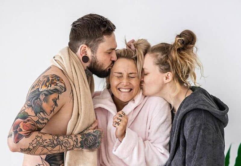 Poliamor: era feliz con su esposo, se enamoró de una chica y ahora los tres viven juntos