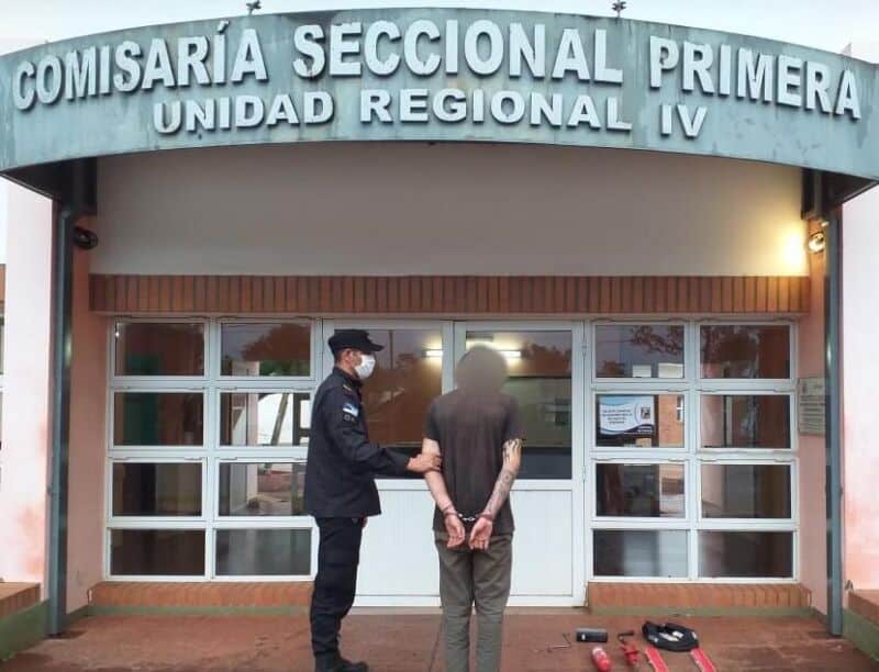 Atraparon a un joven cuando intentaba escapar con objetos robados de un auto en Puerto Rico