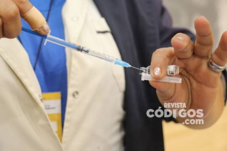 Instan a mayores de 50 años a aplicarse la vacuna de refuerzo contra el covid