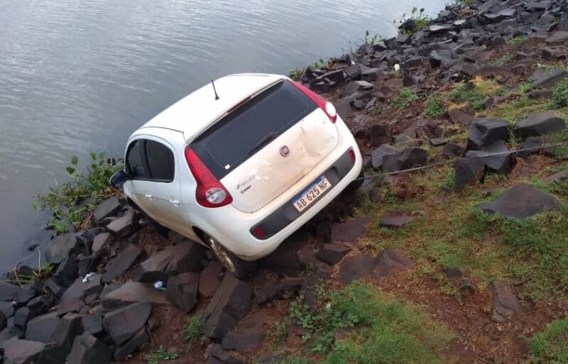 Un automóvil despistó en el puente del acceso oeste de Posadas y casi cayó al arroyo Mártires