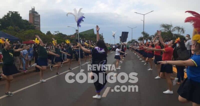 Volvió la Estudiantina a Posadas y los jóvenes ya despliegan su show en la costanera