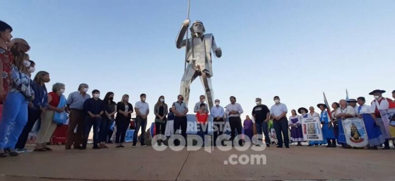 Posadas homenajeó a Andrés Guacurarí con una vigilia en la costanera