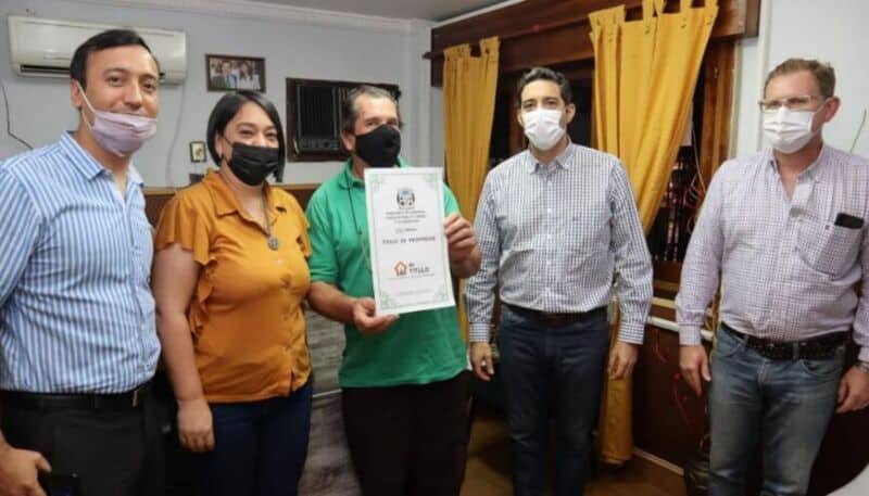 Entregaron título de propiedad a vecino de San Ignacio