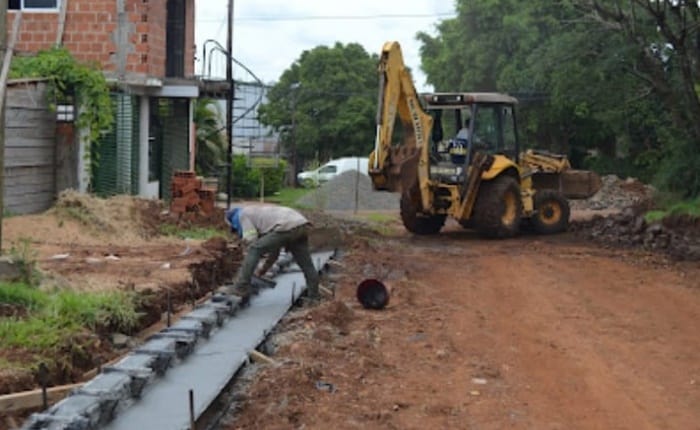 Municipales ejecutan la construcción de cordones cunetas y badenes en la chacra 243 de Posadas