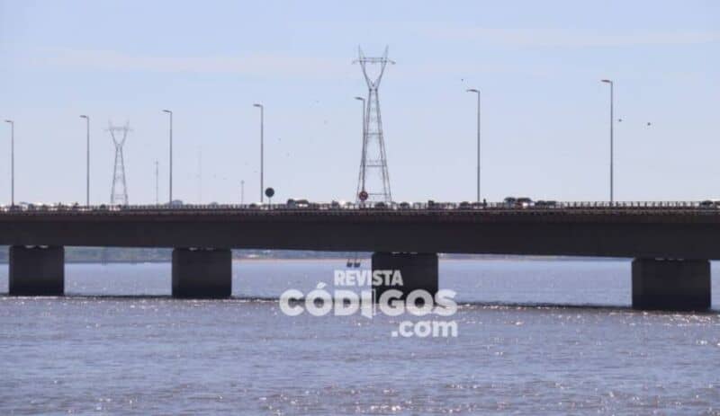 Fin de semana largo: extensa fila de vehículos sobre el puente que une Posadas-Encarnación