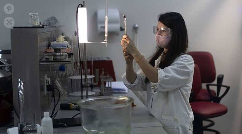 Avanzan los proyectos de producción de vacunas de origen nacional