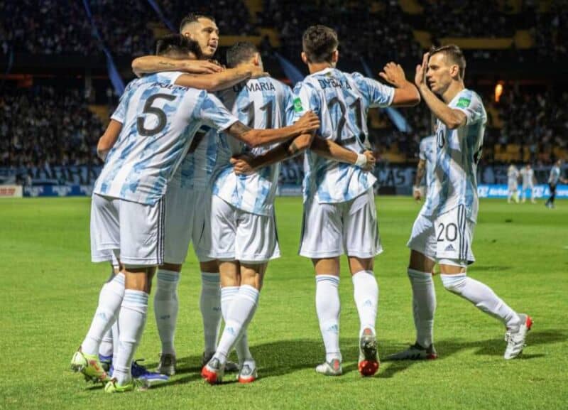 Argentina le ganó a Uruguay en Montevideo y quedó a un paso de Qatar 2022