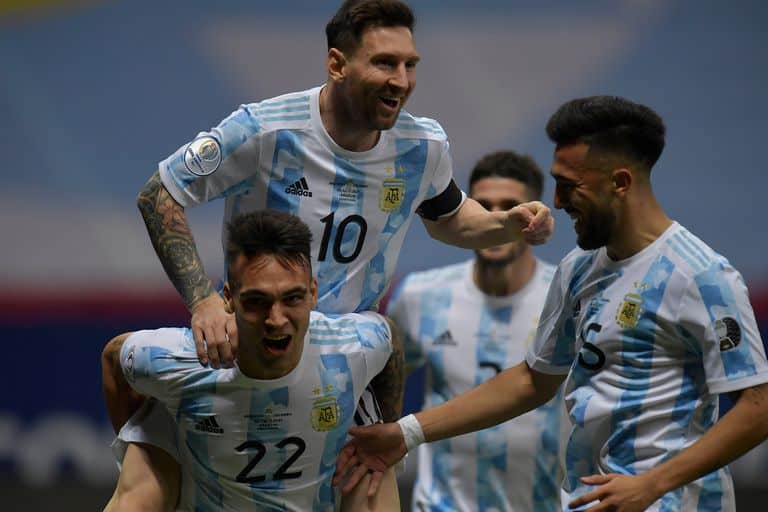 Desde las 20:30, Argentina recibe a Brasil en busca del ansiado boleto a Qatar 2022