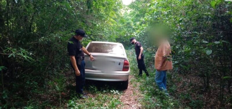 Encontraron un auto abandonado con un machete ensangrentado en El Soberbio