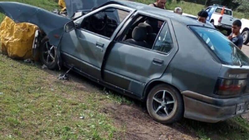 Dejó conducir a su hija de 9 años y terminó chocando contra las rocas