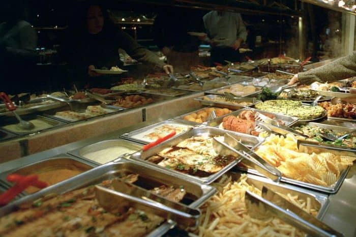 Fue expulsado de por vida de un tenedor libre por comer demasiado