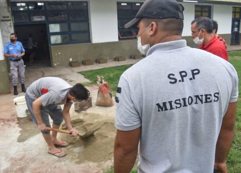 Posadas: internos menores del Instituto Correccional de Varones fabricaron ladrillos para construir un aula