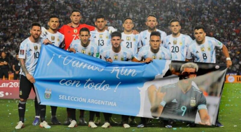 Los jugadores de la Selección posaron con un mensaje en apoyo al Kun Agüero