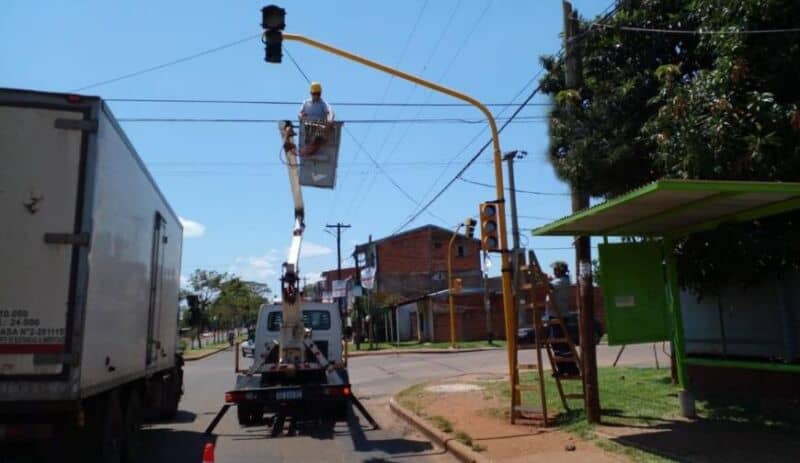 Instalaron semáforo en el cruce de las avenidas Chacabuco y Aguado de Posadas