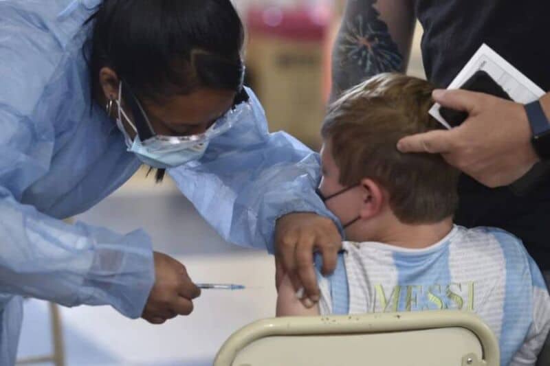 Covid-19: las cuatro razones por las que la Sociedad Argentina de Pediatría alienta a vacunar a los niños