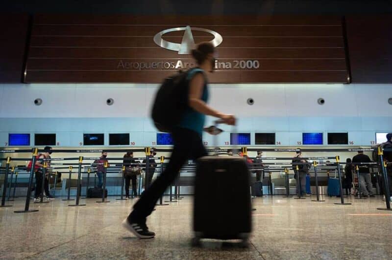 Cepo a las cuotas en pasajes: se dispararon los precios de los vuelos para viajar por el país