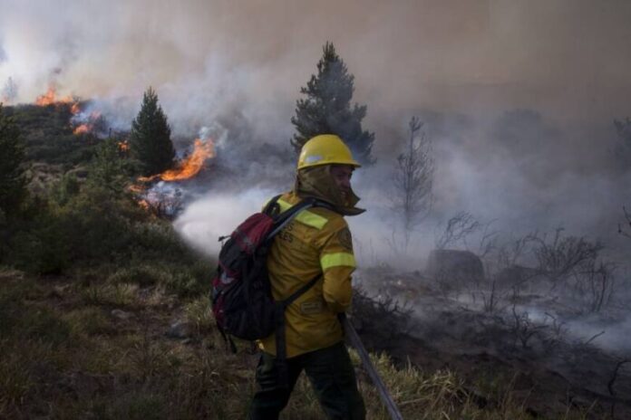 Varias familias evacuadas por los incendios forestales en Bariloche