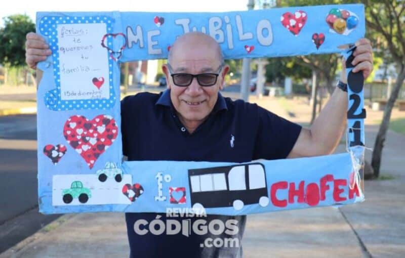 Carlos Herrera, el colectivero que se jubiló tras 26 años de servicio y fue agasajado por familiares y amigos
