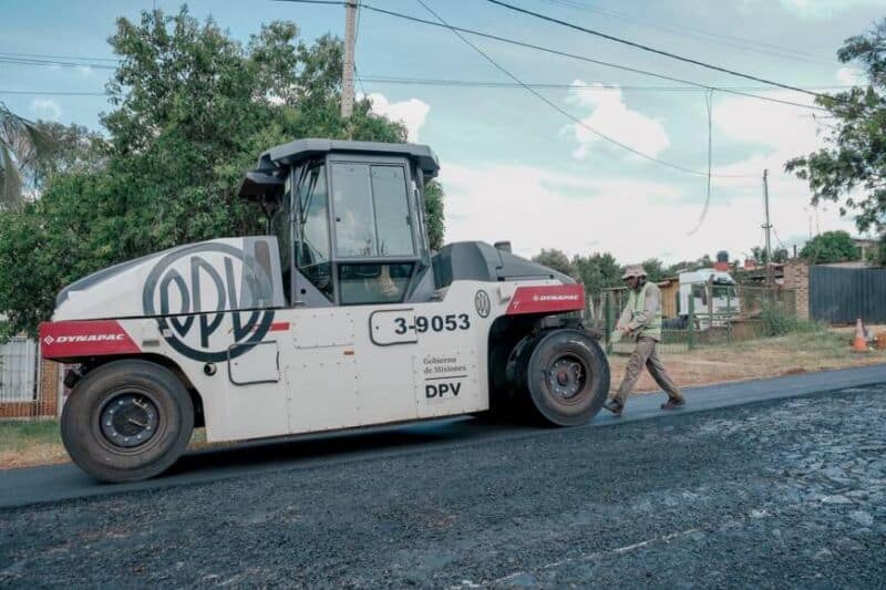 Macias y Hassan recorrieron los trabajos de asfaltado en la avenida San Luis en Oberá