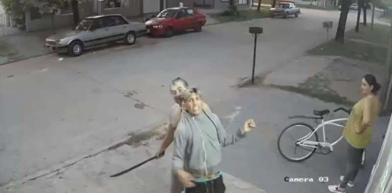Lo encontró robando y lo obligó con un machete a que muestre su cara a una cámara de seguridad