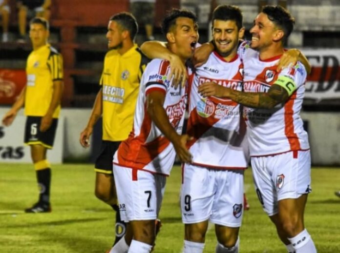 Guaraní goleó 5-0 a Comunicaciones en Villa Sarita y es el único equipo misionero que sigue en el Regional