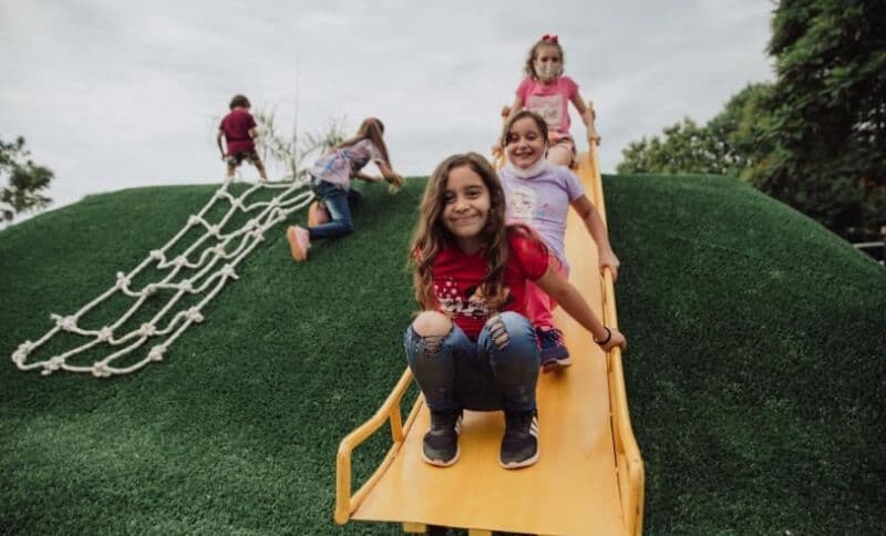 Herrera Ahuad inauguró plazas con nuevos juegos instalados para niños en Campo Viera
