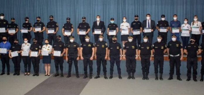 Entregaron distinciones a policías que cumplieron el "Curso Anual de Ascenso del Personal Subalterno AGIS 2021"