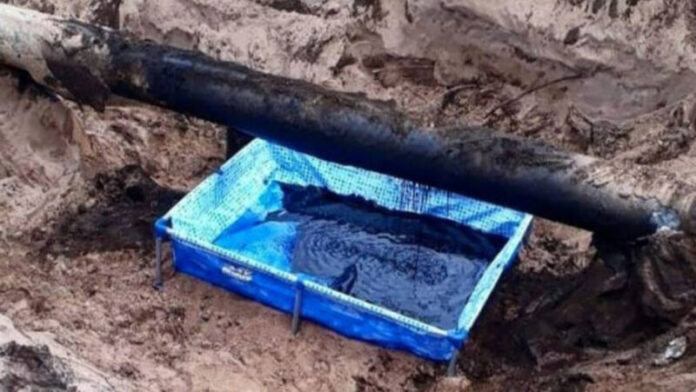 Río Negro: colocan una piscina de lona para contener un derrame de petróleo y la imagen se viraliza