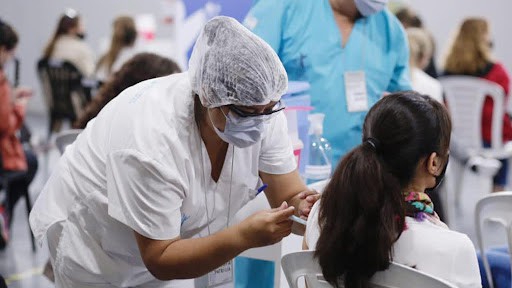 El 70% de los argentinos completó su esquema de vacunación