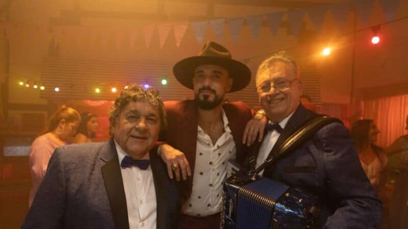 Abel Pintos presentó "Camina (Suave y Elegante)" junto a Los Palmeras