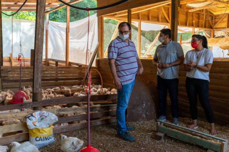 El IFAI entregó asistencia financiera a productores avícolas de Santiago de Liniers