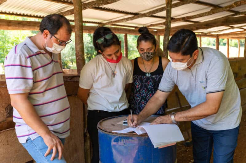 El IFAI entregó asistencia financiera a productores avícolas de Santiago de Liniers