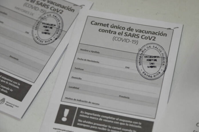 Covid-19: Salud Pública presentó una denuncia penal por ofrecimiento de carnet de vacunación falso
